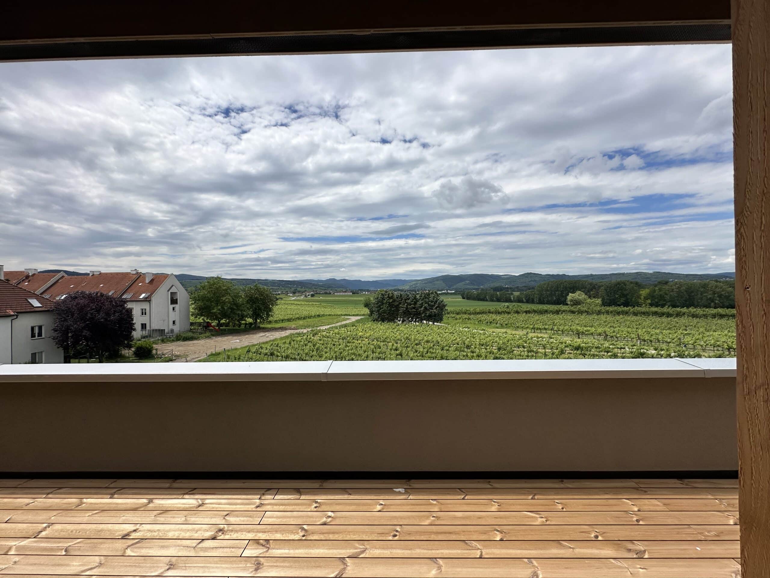 Brunnkirchen Ausblick vom Balkon mit Holzdielen