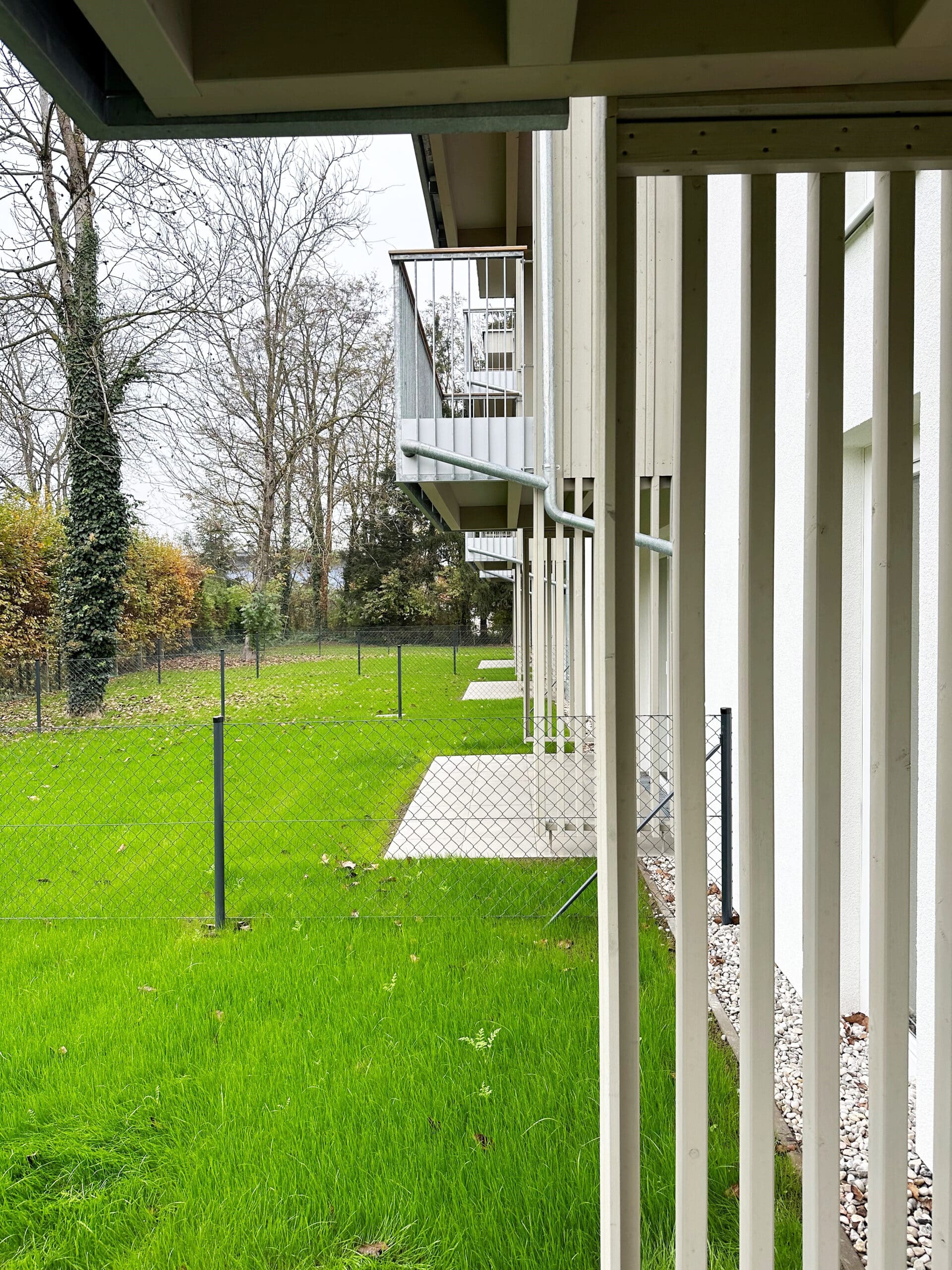 Wohnbau in Massivholz; Balkone mit Metallgeländer