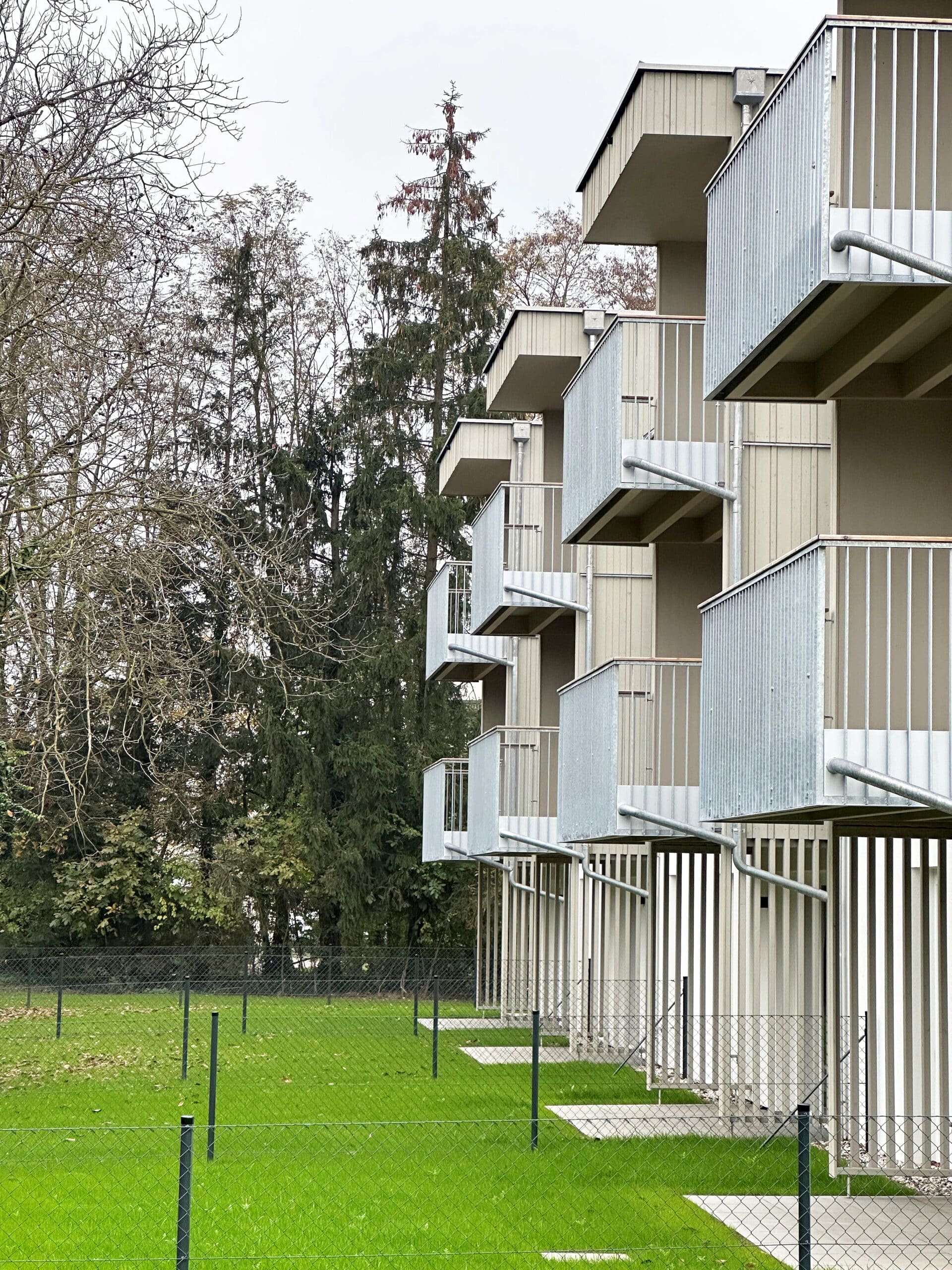 Wohnbau in Massivholz; Balkone mit Metallgeländer