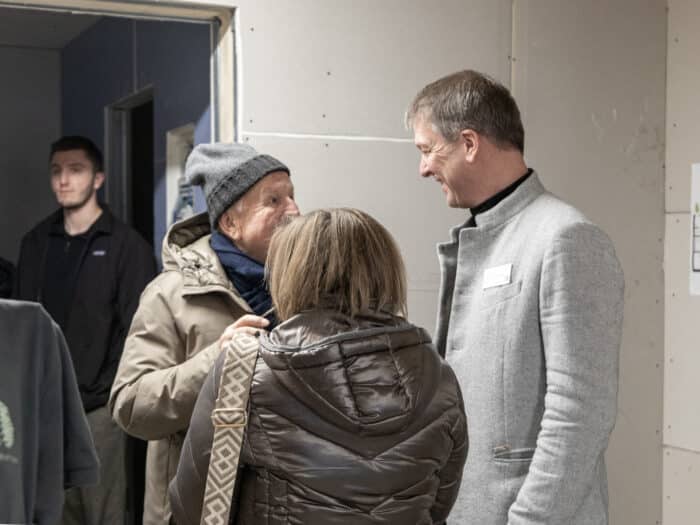 Bernhard Pointinger im Gespräch mit Besuchern am Tag der offenen Tür im Green Harmony Michaelnbach