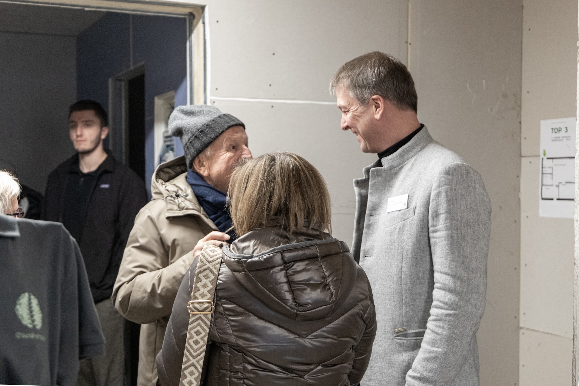 Bernhard Pointinger im Gespräch mit Besuchern am Tag der offenen Tür im Green Harmony Michaelnbach